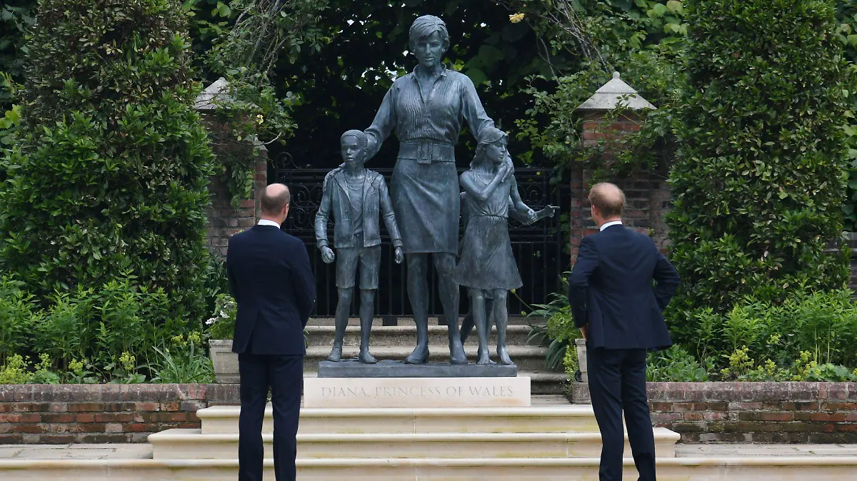 Guillermo y Harry inauguran estatua de la princesa Diana